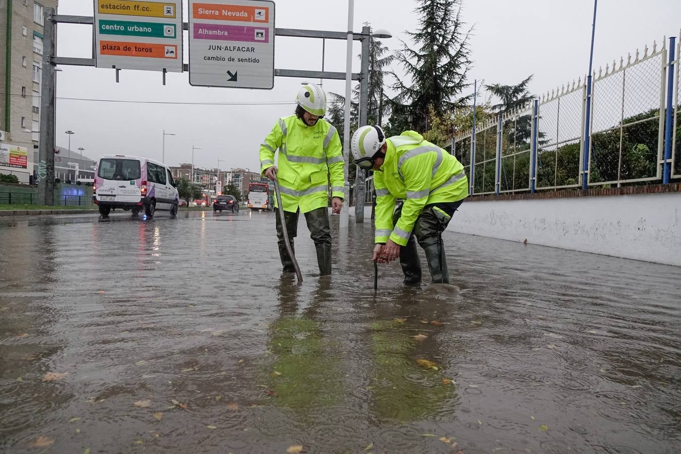 La primera tromba anega calles y obliga a cortar un paso subterráneo