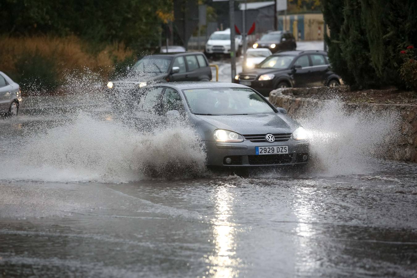 La primera tromba anega calles y obliga a cortar un paso subterráneo