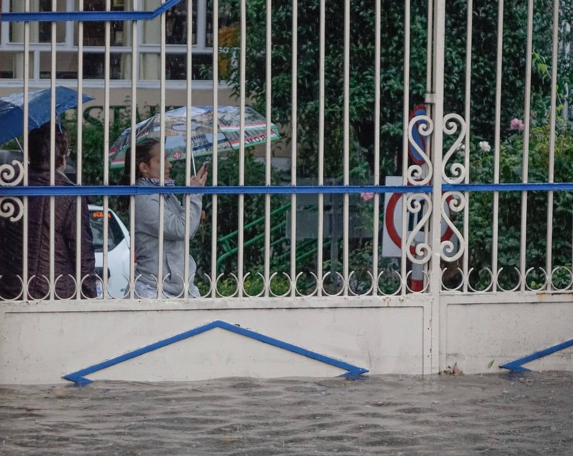 La primera tromba anega calles y obliga a cortar un paso subterráneo