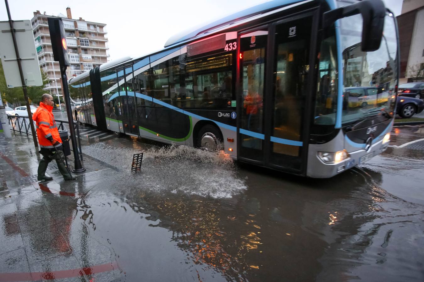 La primera tromba anega calles y obliga a cortar un paso subterráneo