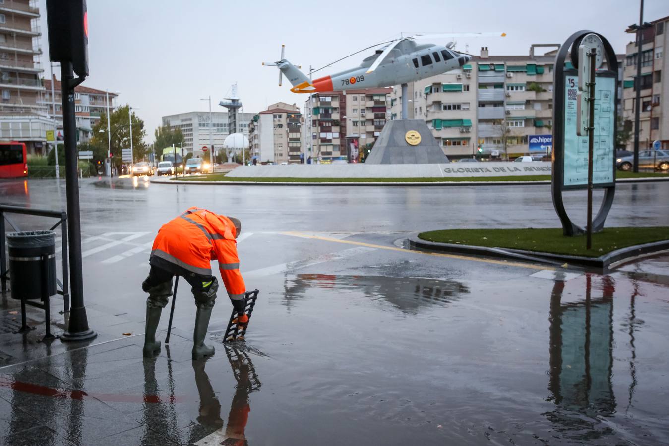 La primera tromba anega calles y obliga a cortar un paso subterráneo