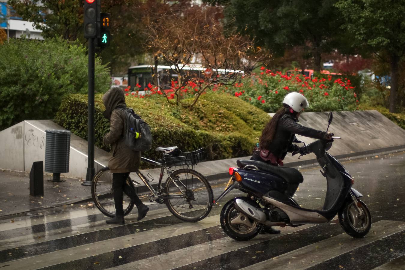 La primera tromba anega calles y obliga a cortar un paso subterráneo