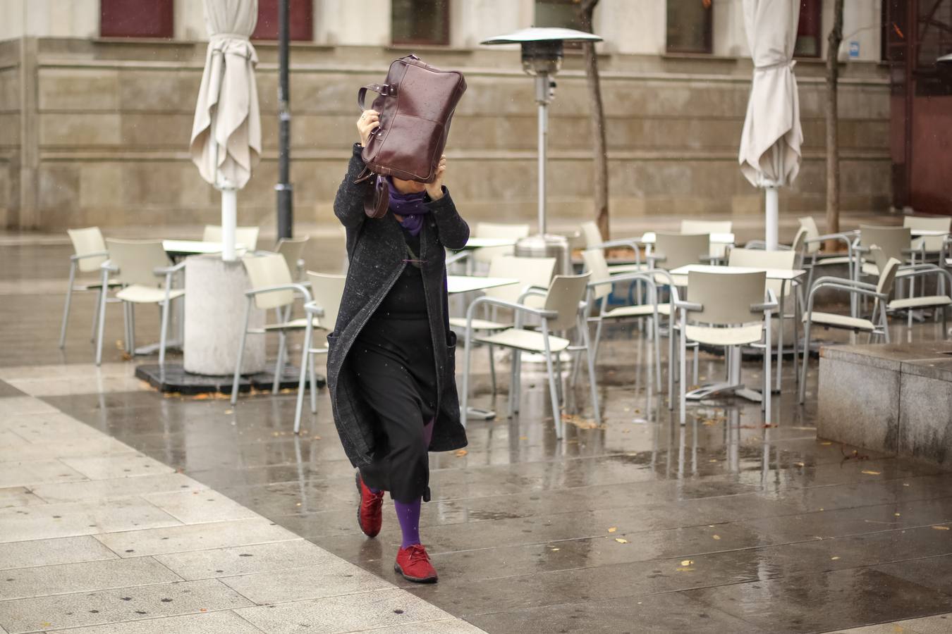 La primera tromba anega calles y obliga a cortar un paso subterráneo