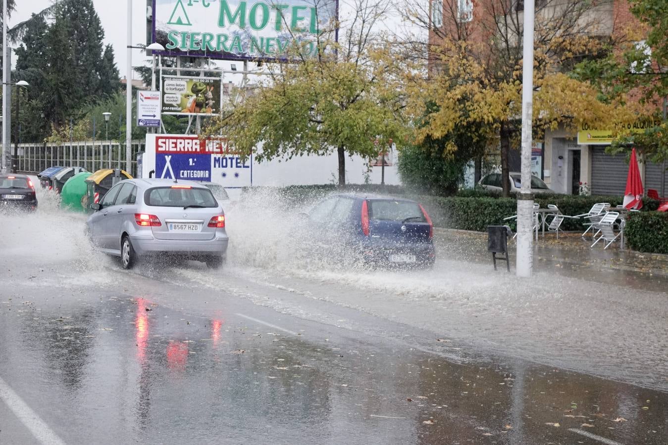 La primera tromba anega calles y obliga a cortar un paso subterráneo