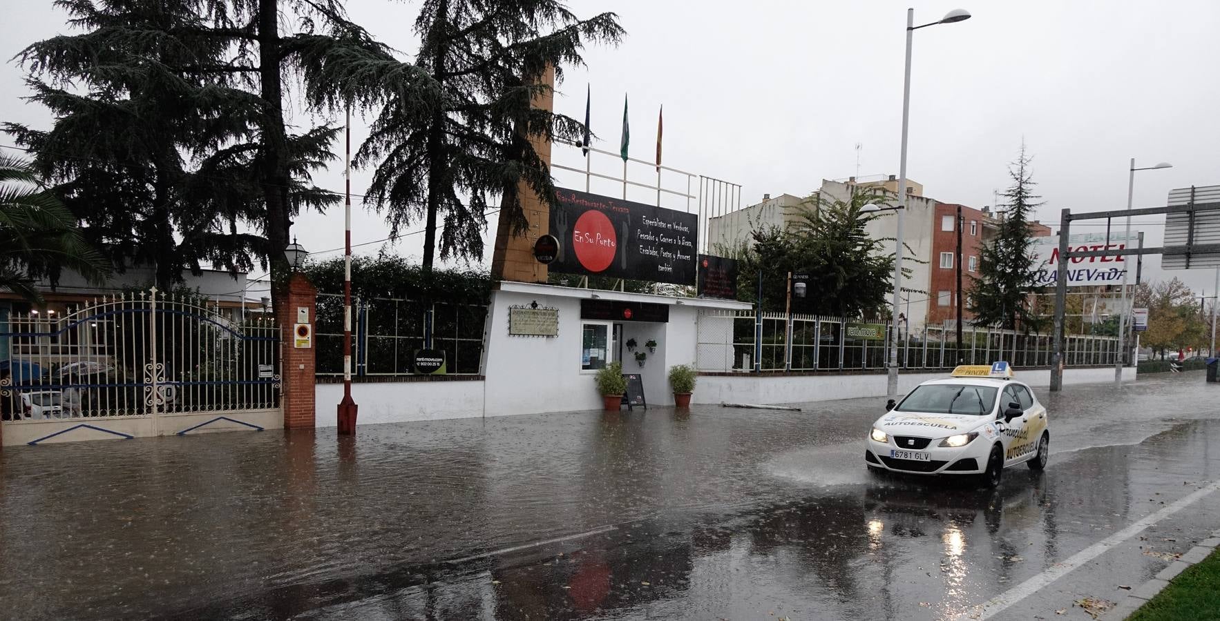 La primera tromba anega calles y obliga a cortar un paso subterráneo