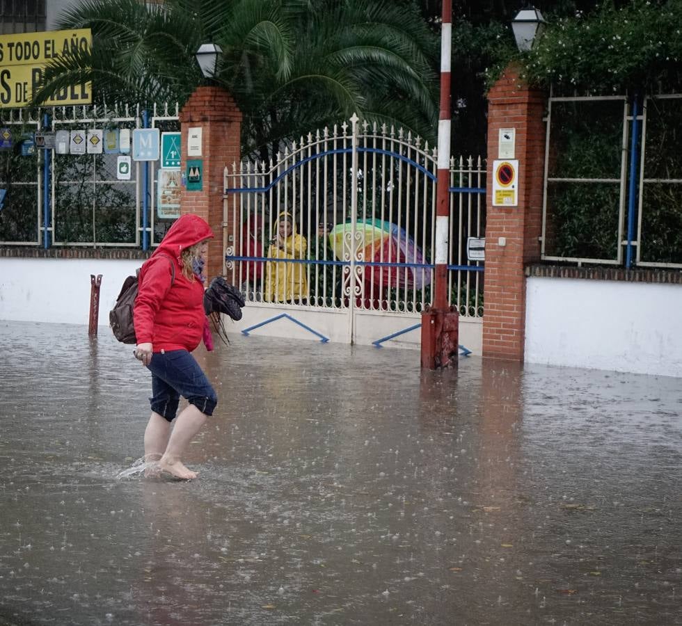 La primera tromba anega calles y obliga a cortar un paso subterráneo