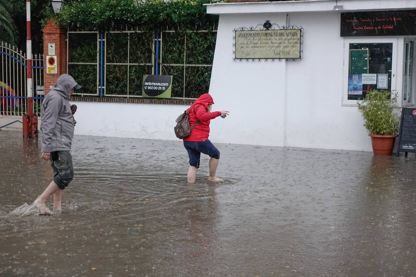 La primera tromba anega calles y obliga a cortar un paso subterráneo