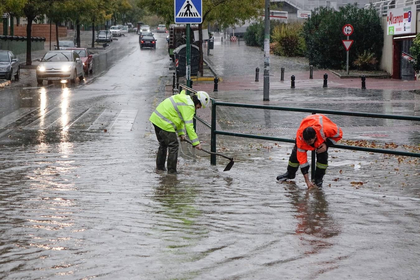 La primera tromba anega calles y obliga a cortar un paso subterráneo
