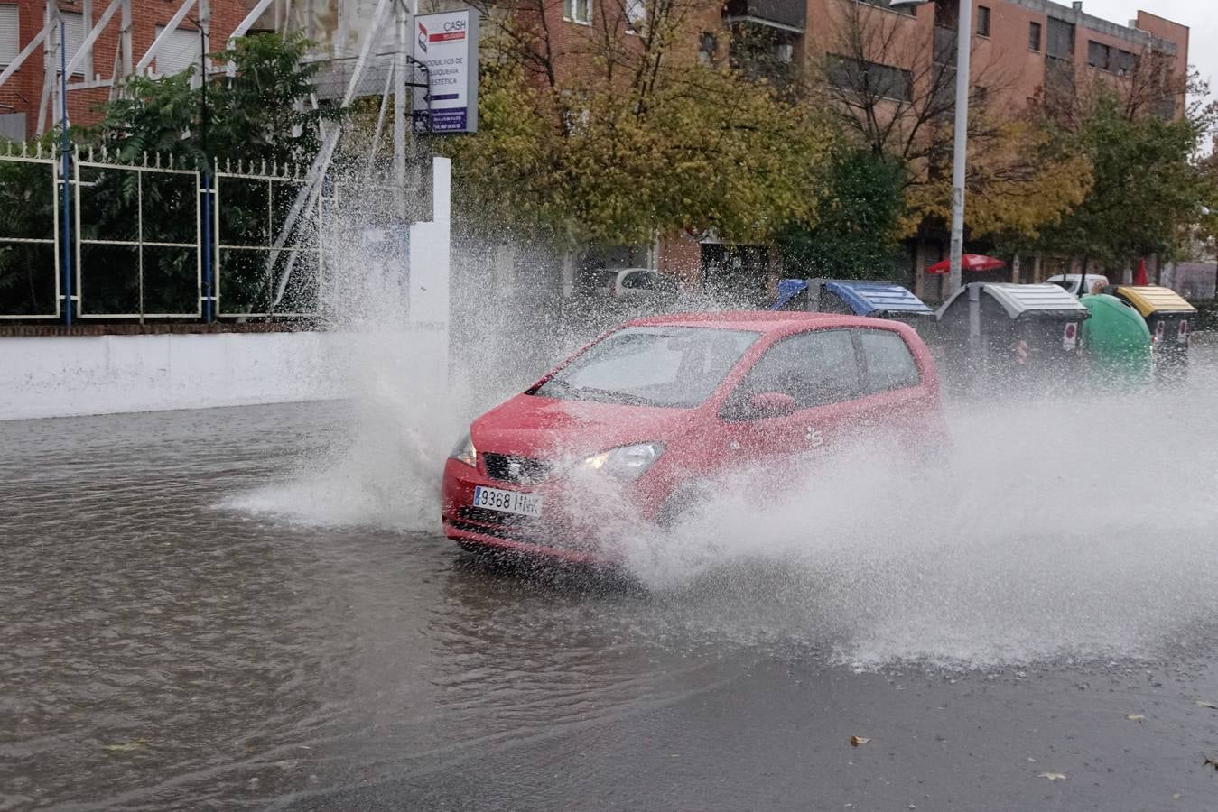 La primera tromba anega calles y obliga a cortar un paso subterráneo