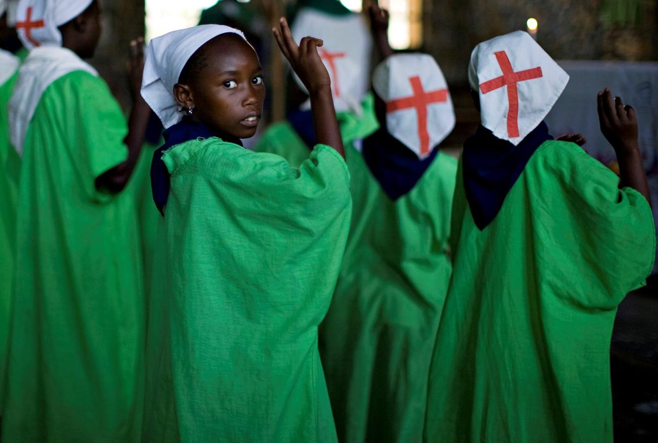 Una chica congoleña ora durante la misa dominical en el pueblo de Mweso en el este de la República Democrática del Congo