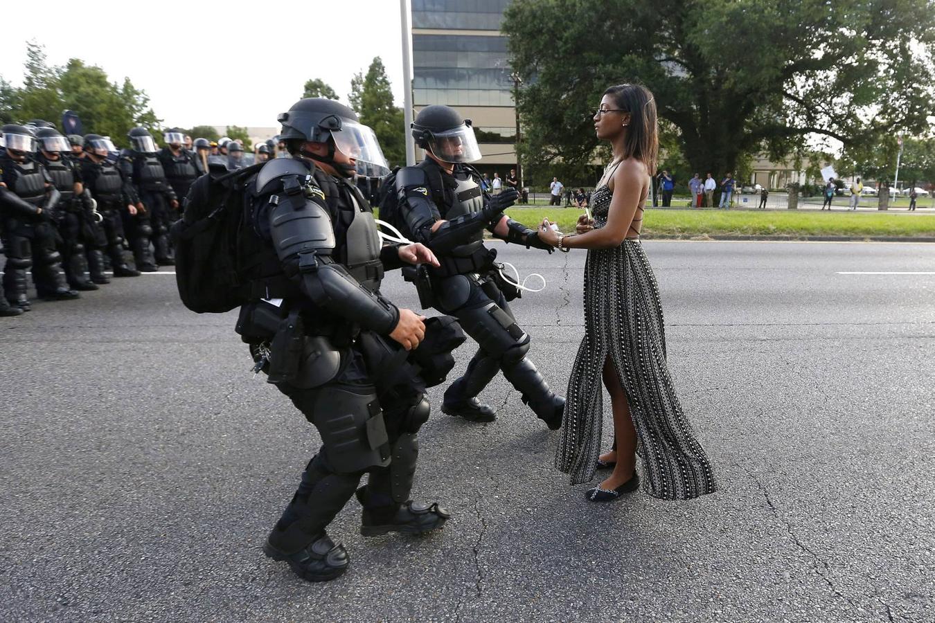 Ieshia Evans es detenida por la policía al protestar por la muerte de Alton Sterling cerca de la sede del Departamento de Policía de Baton Rouge en Louisiana, EE.UU