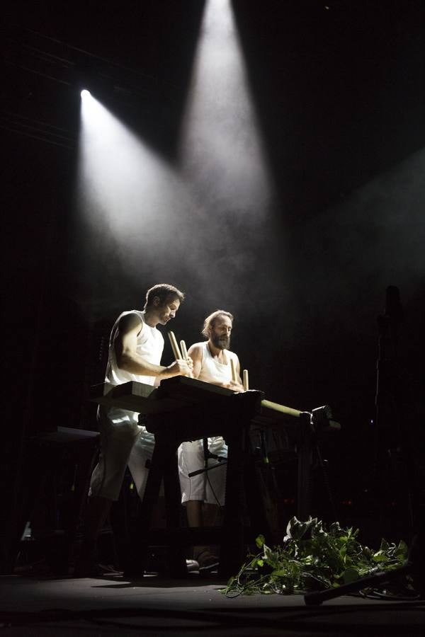 Crystal Fighters agitó a mil personas con su pop electro-tribal