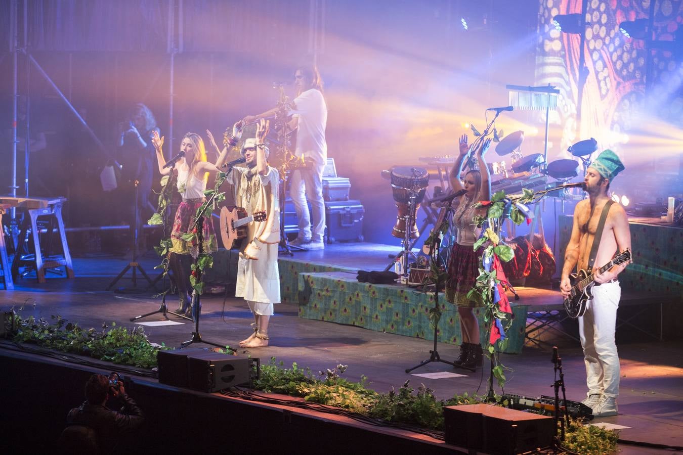 Crystal Fighters agitó a mil personas con su pop electro-tribal