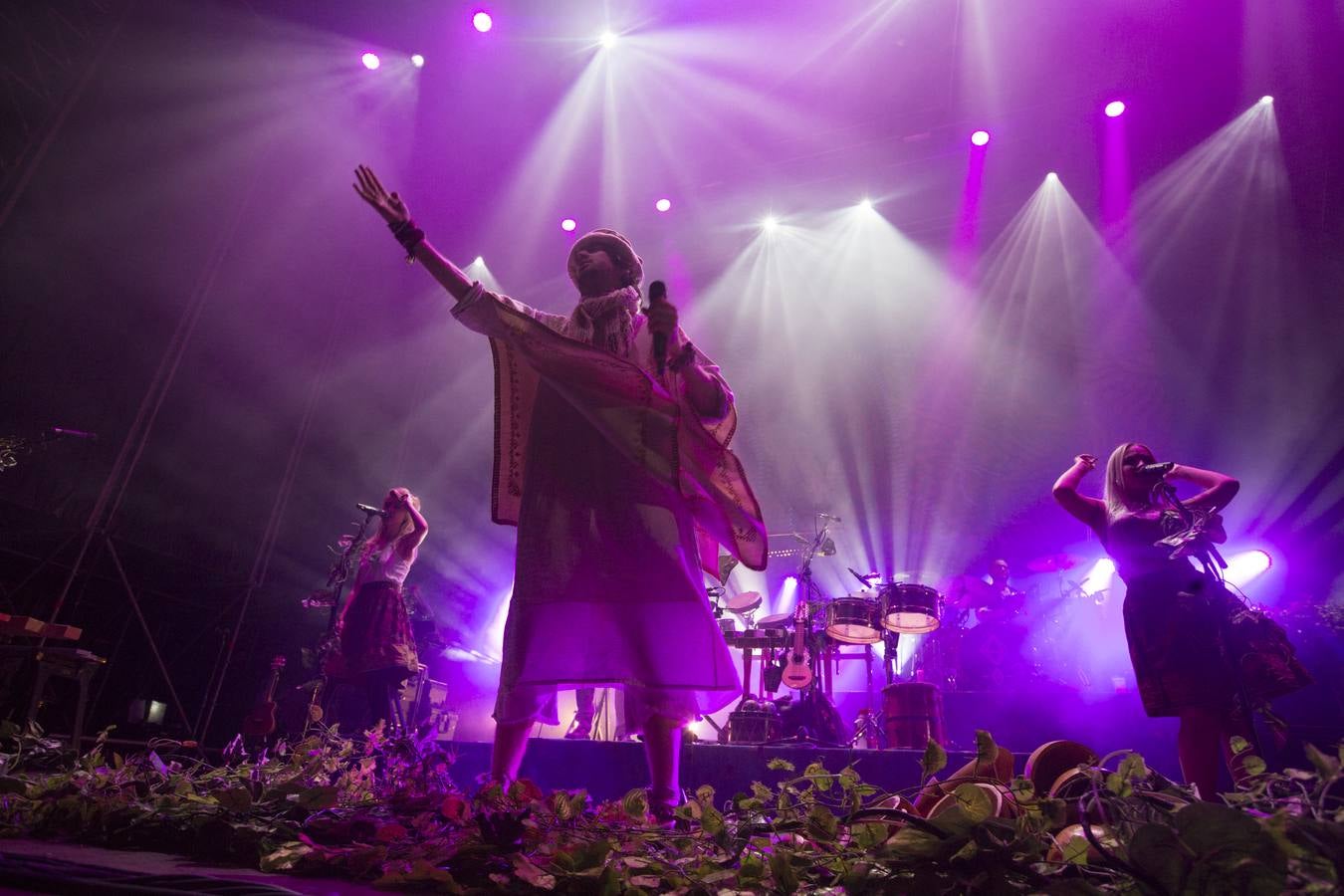 Crystal Fighters agitó a mil personas con su pop electro-tribal