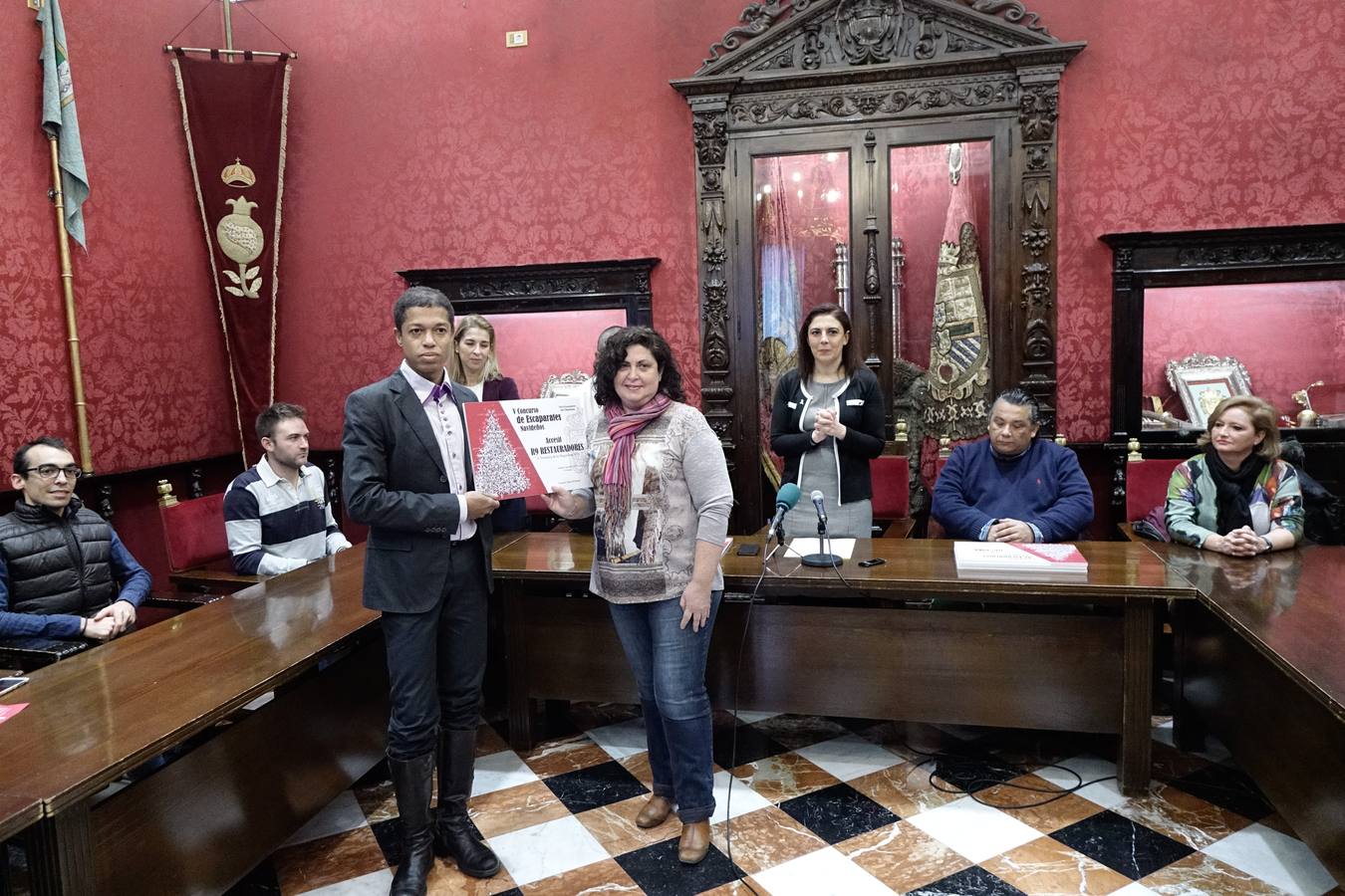 Granada premia la originalidad en la decoración navideña de escaparates