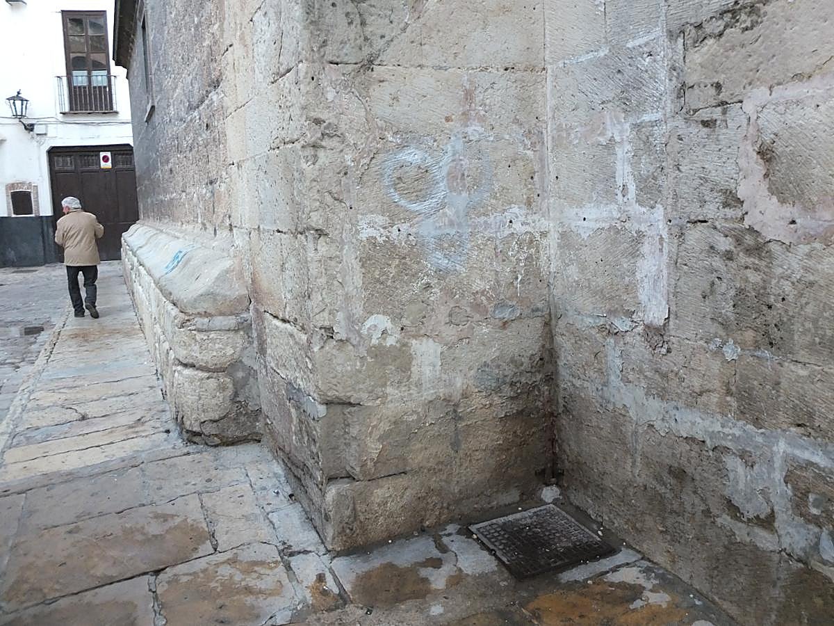 Las pintadas ensucian la Catedral