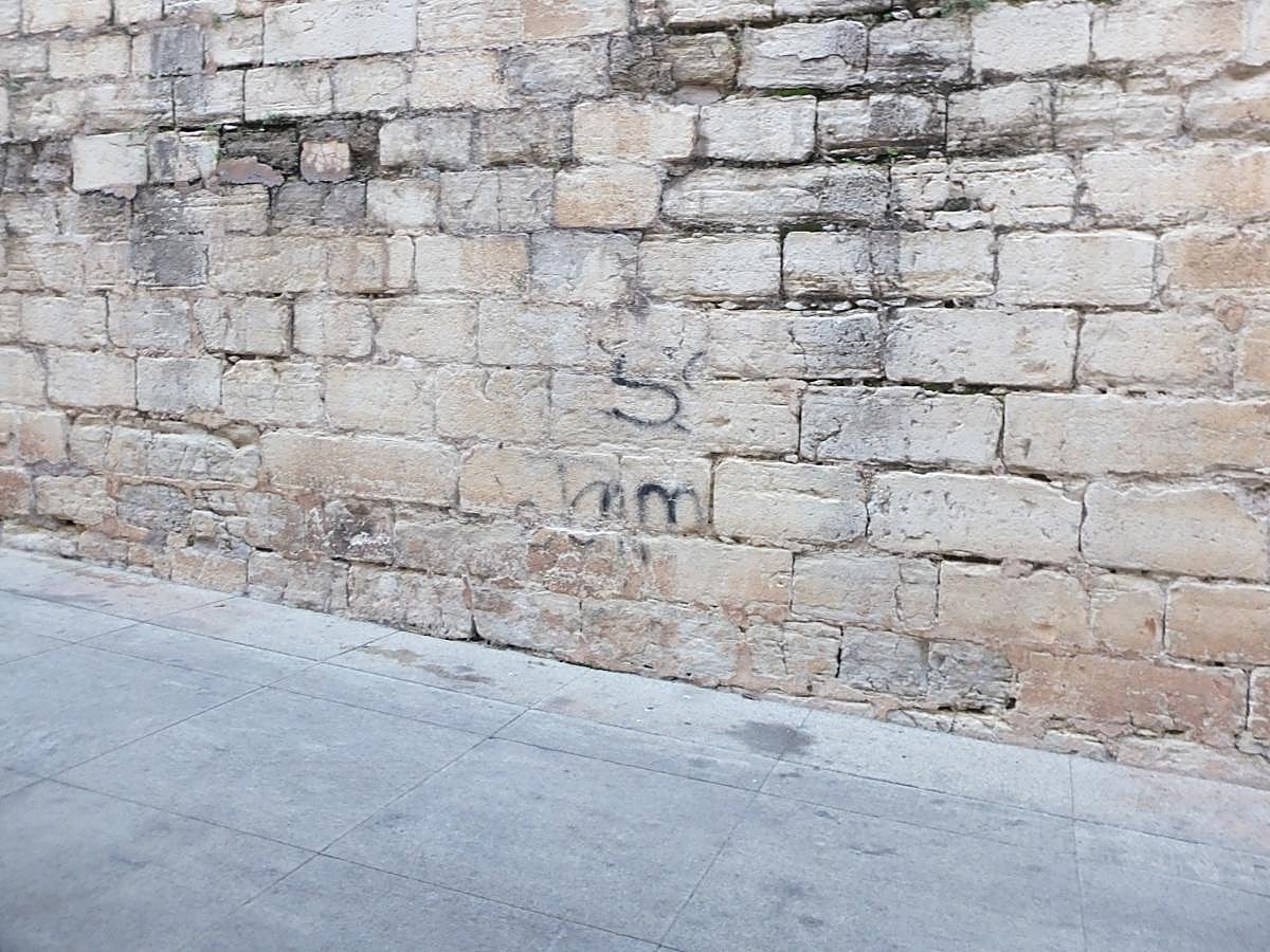 Las pintadas ensucian la Catedral