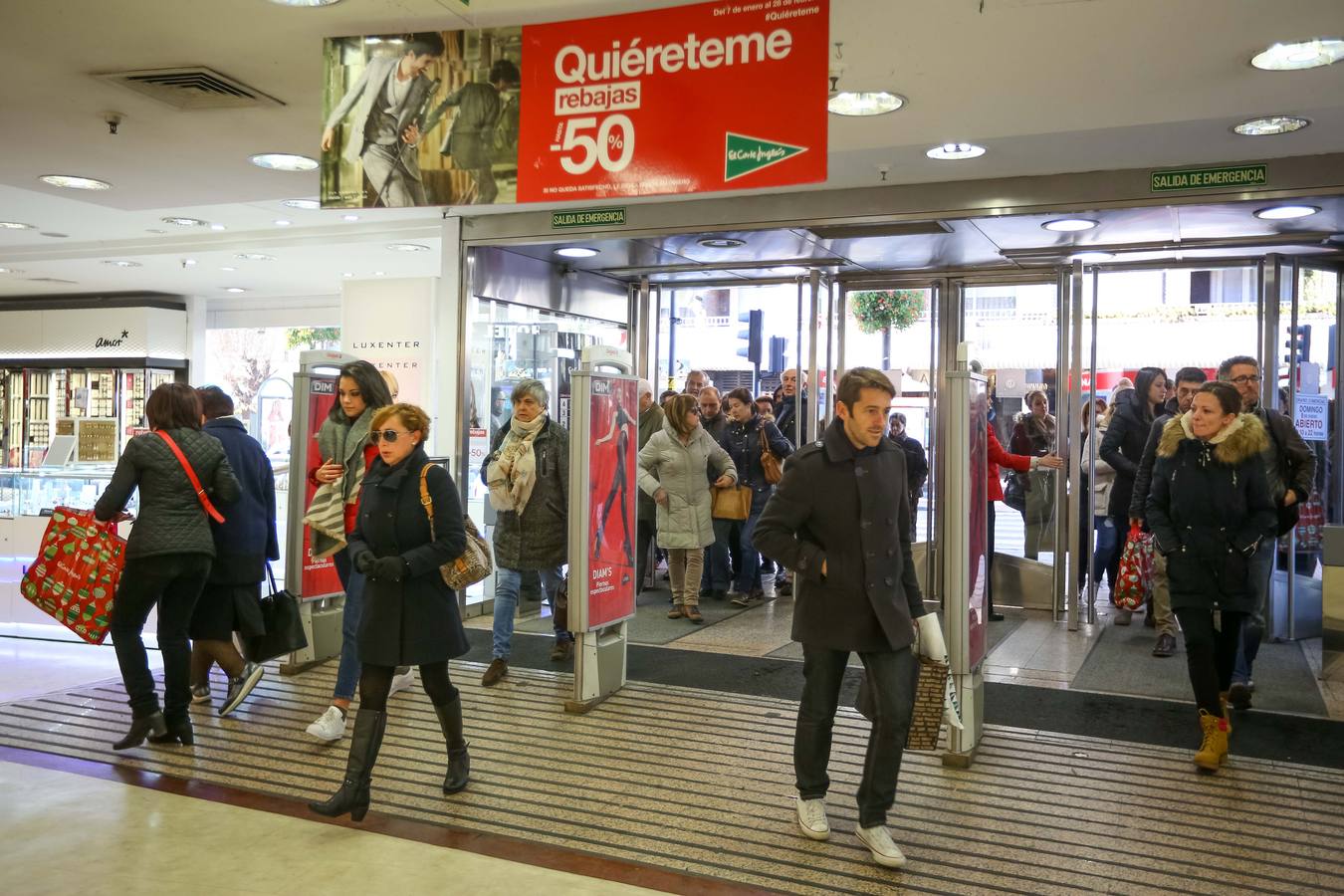 Granada &#039;carga&#039; en el inicio de las rebajas