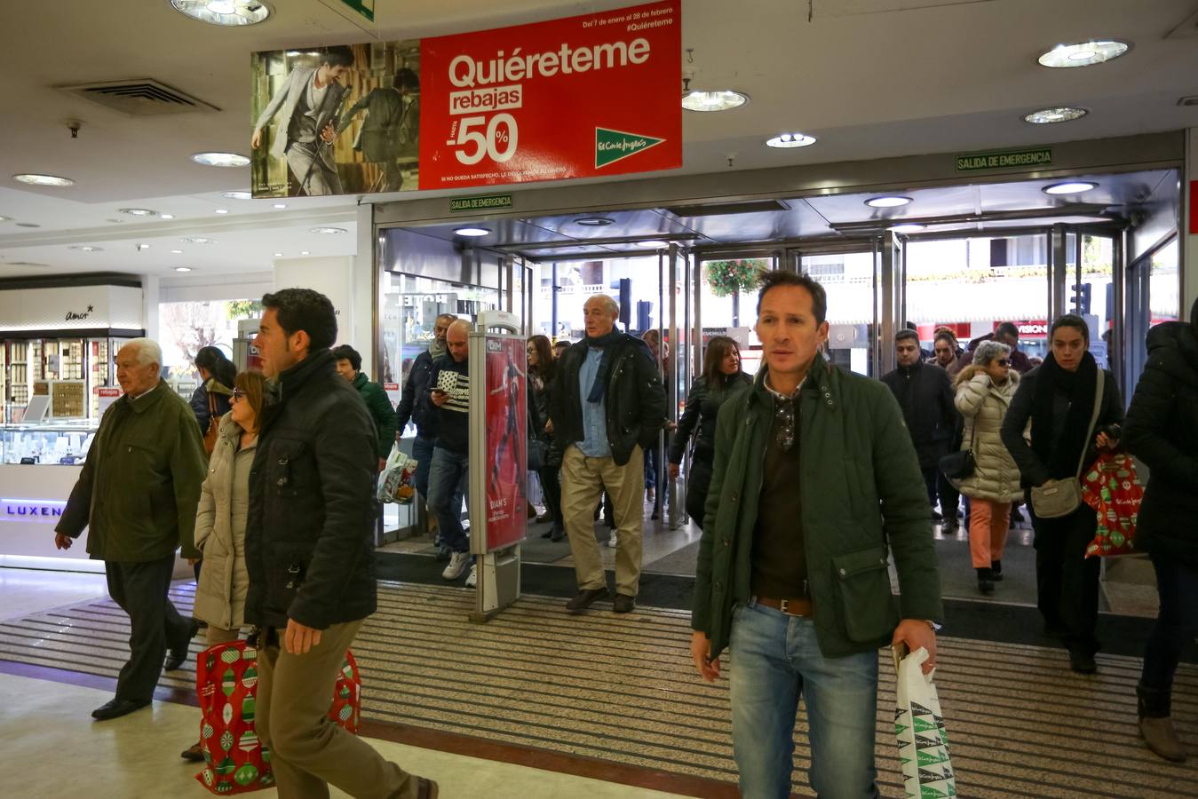 Granada &#039;carga&#039; en el inicio de las rebajas