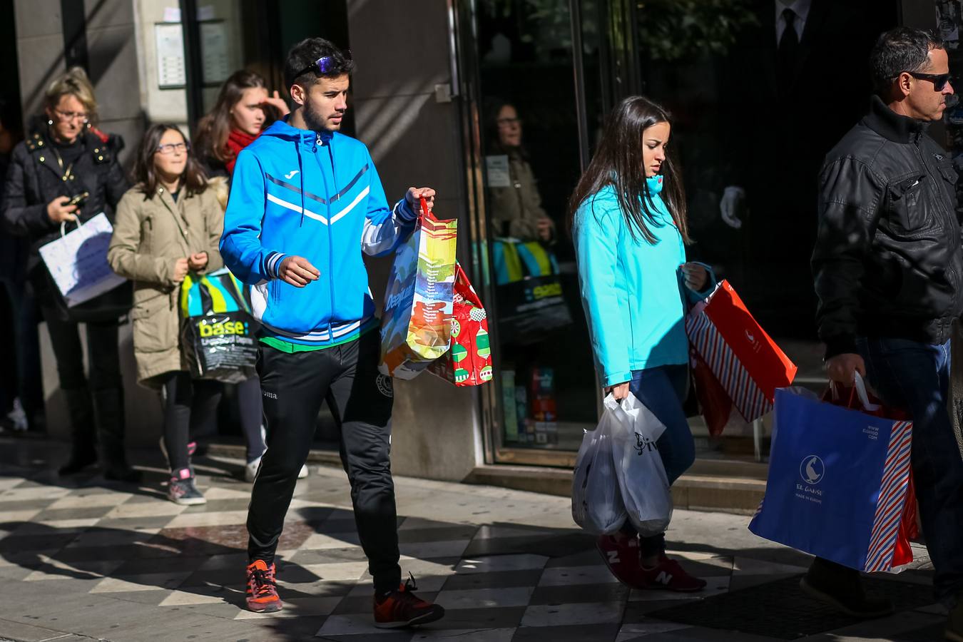 Granada &#039;carga&#039; en el inicio de las rebajas