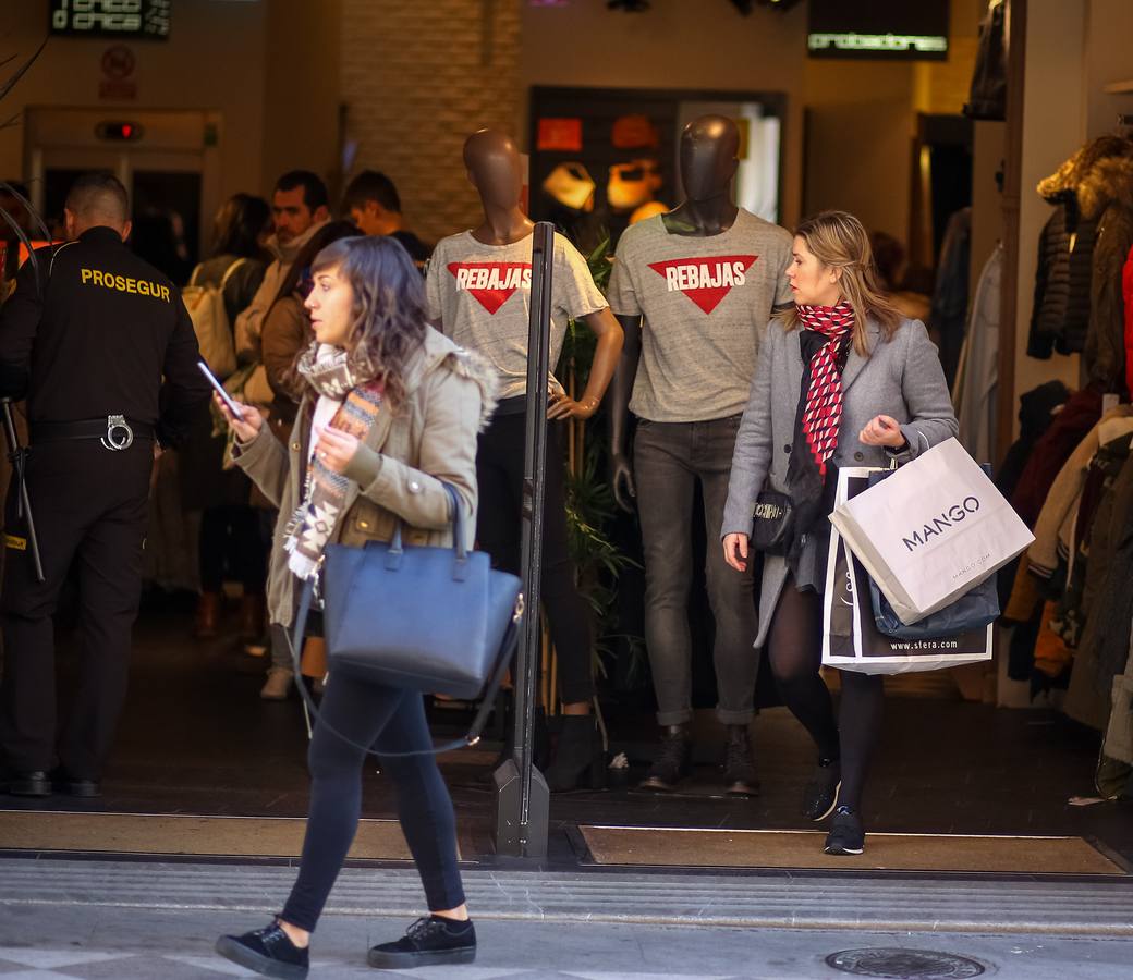 Granada &#039;carga&#039; en el inicio de las rebajas