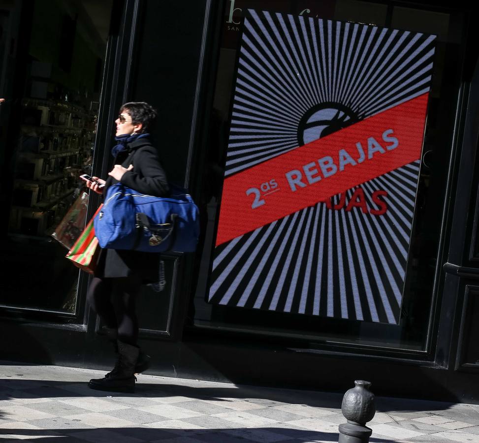 Granada &#039;carga&#039; en el inicio de las rebajas