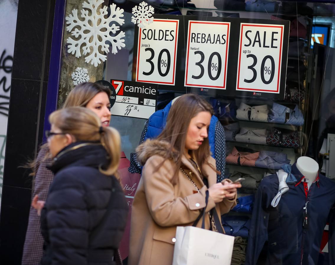Granada &#039;carga&#039; en el inicio de las rebajas