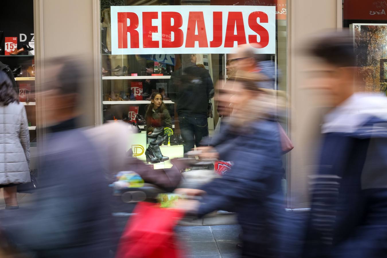 Granada &#039;carga&#039; en el inicio de las rebajas