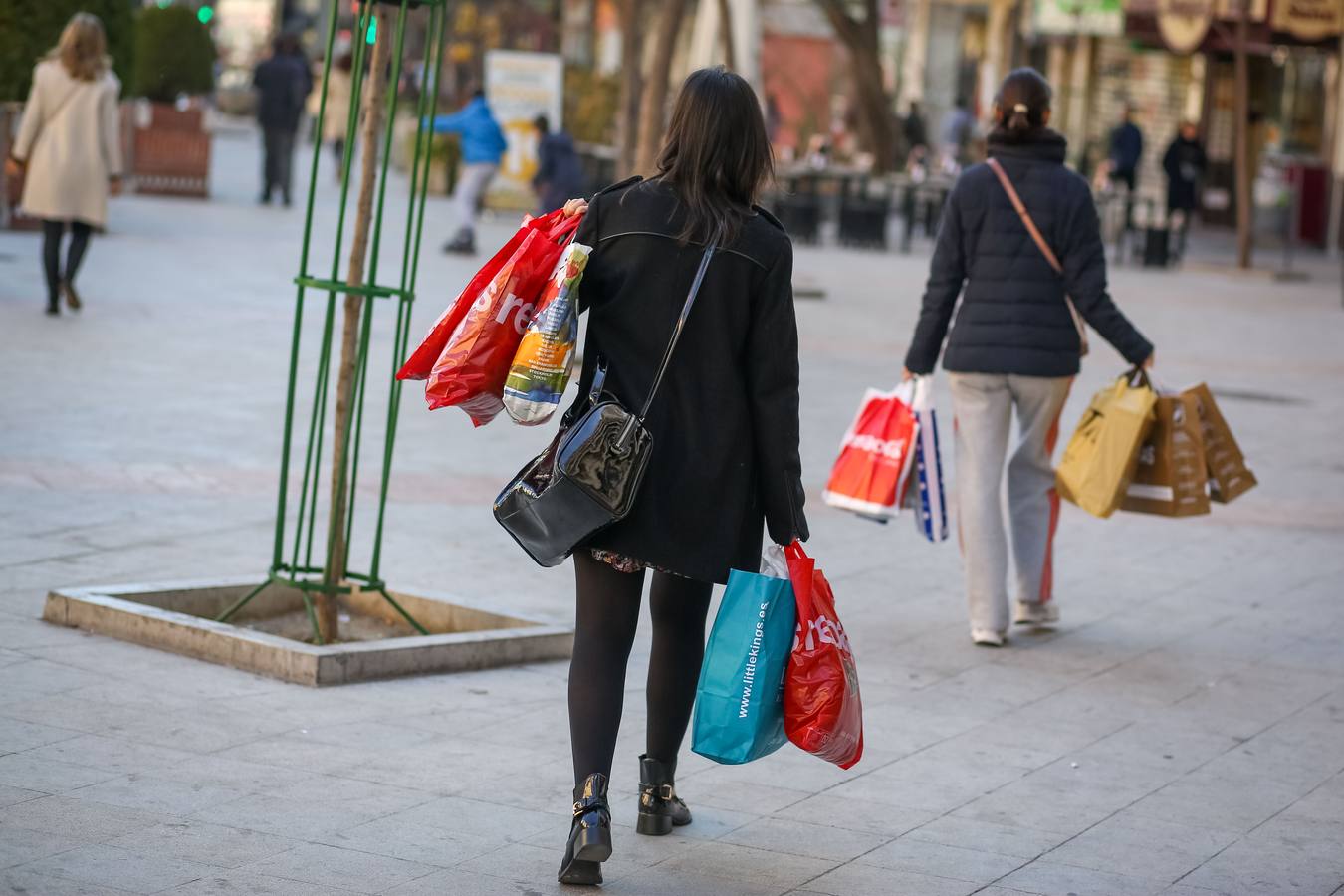 Granada &#039;carga&#039; en el inicio de las rebajas