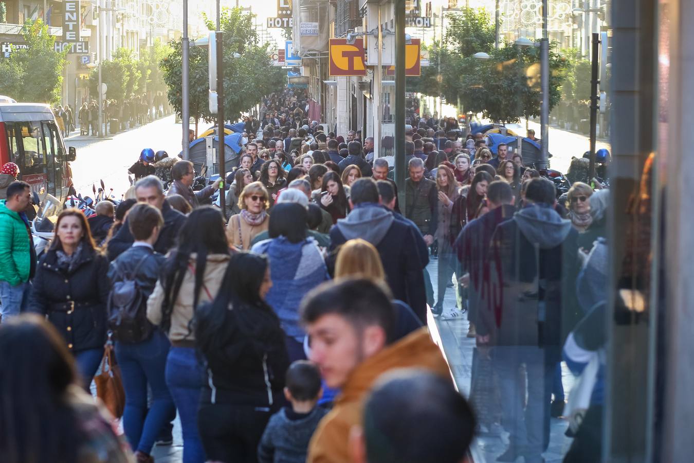 Granada &#039;carga&#039; en el inicio de las rebajas