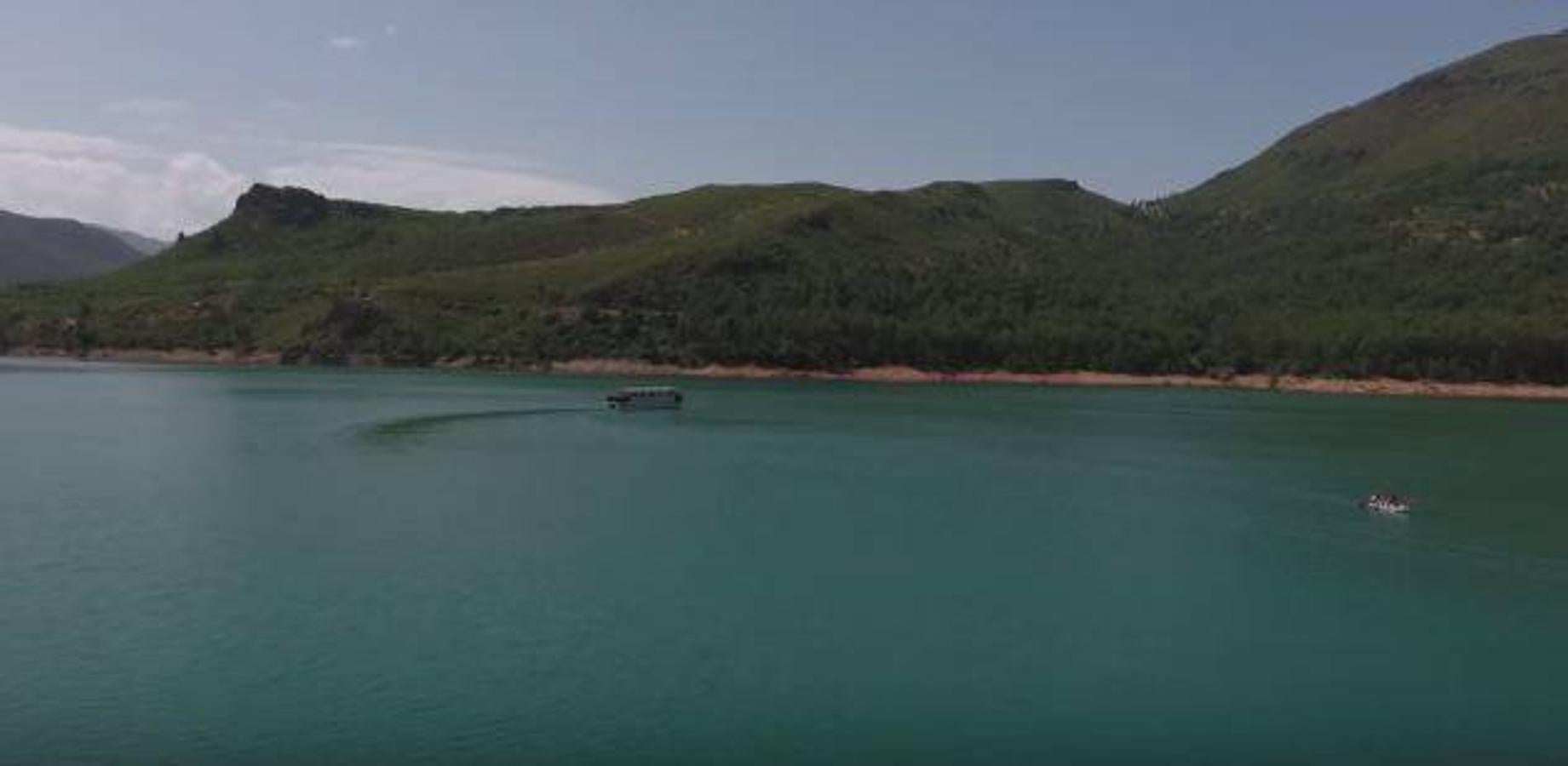 El barco solar sobre las aguas del Tranco.