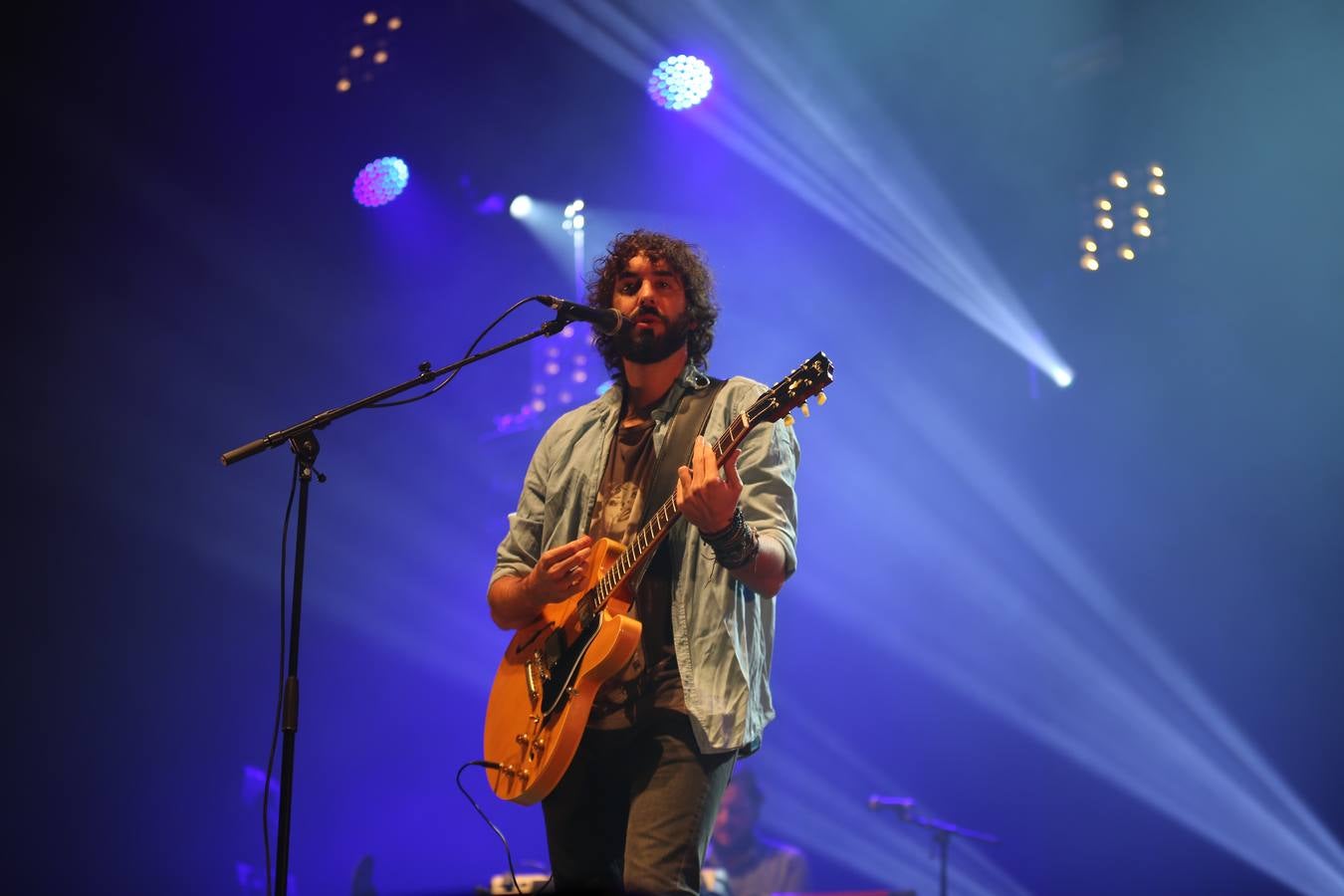 Izal llena de energía el Palacio de los Deportes