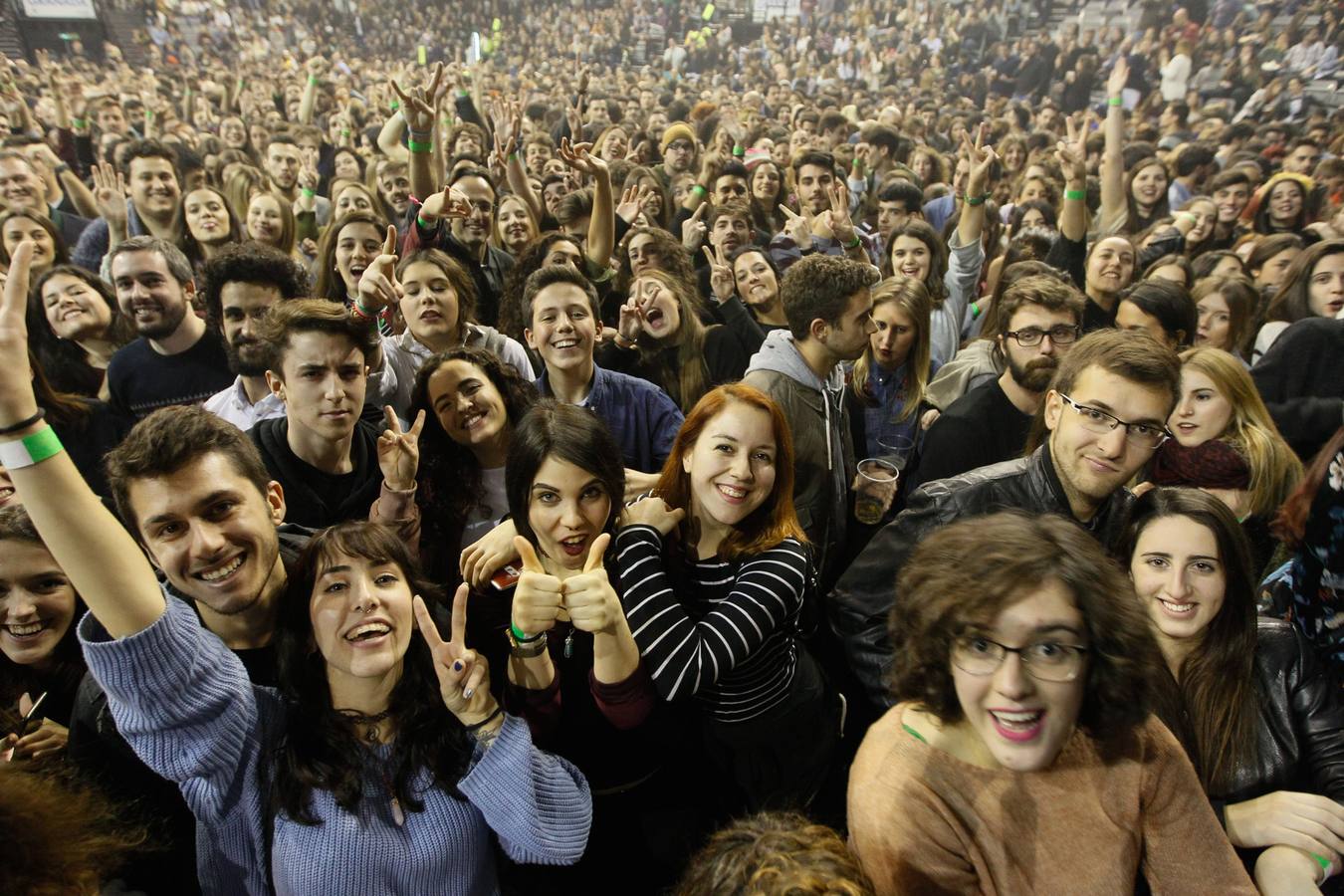 Izal llena de energía el Palacio de los Deportes