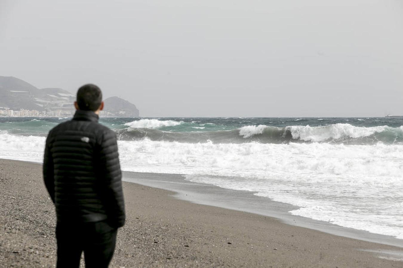 El agua &#039;devora&#039; playa Poniente