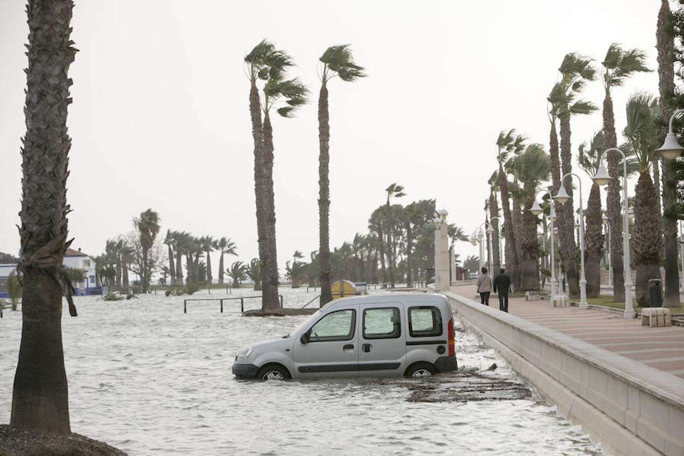 El agua &#039;devora&#039; playa Poniente