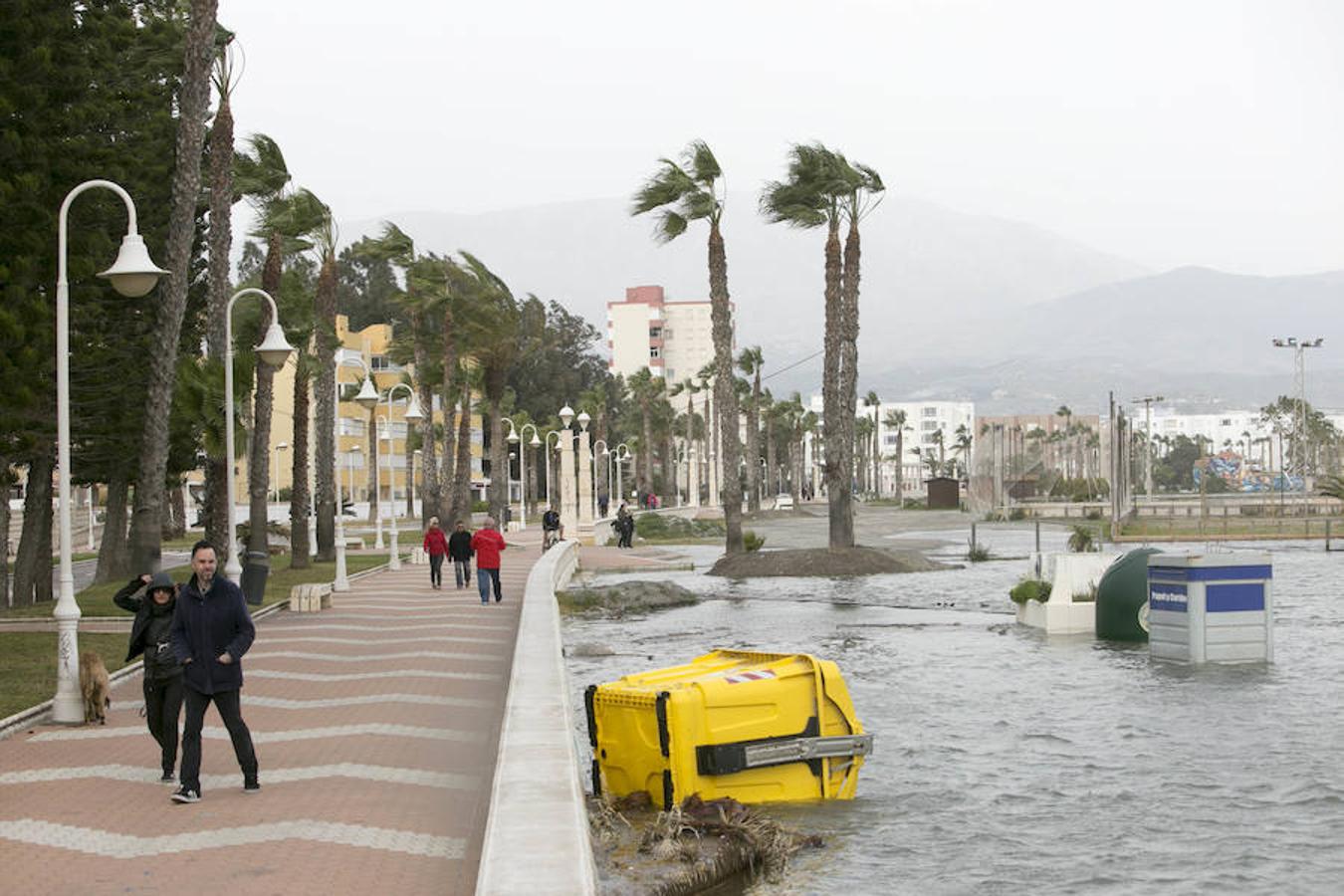 El agua &#039;devora&#039; playa Poniente