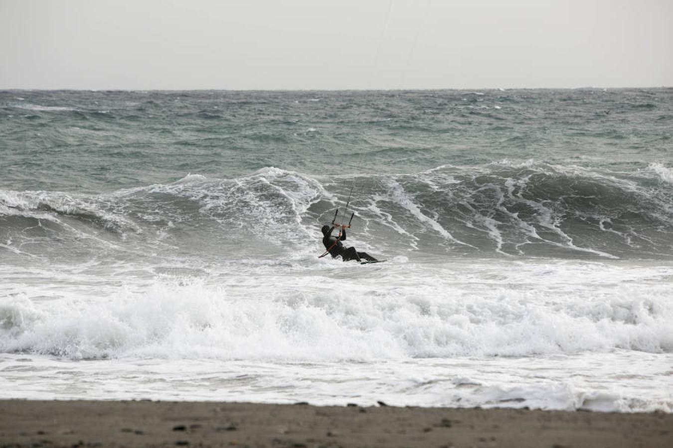 El agua &#039;devora&#039; playa Poniente