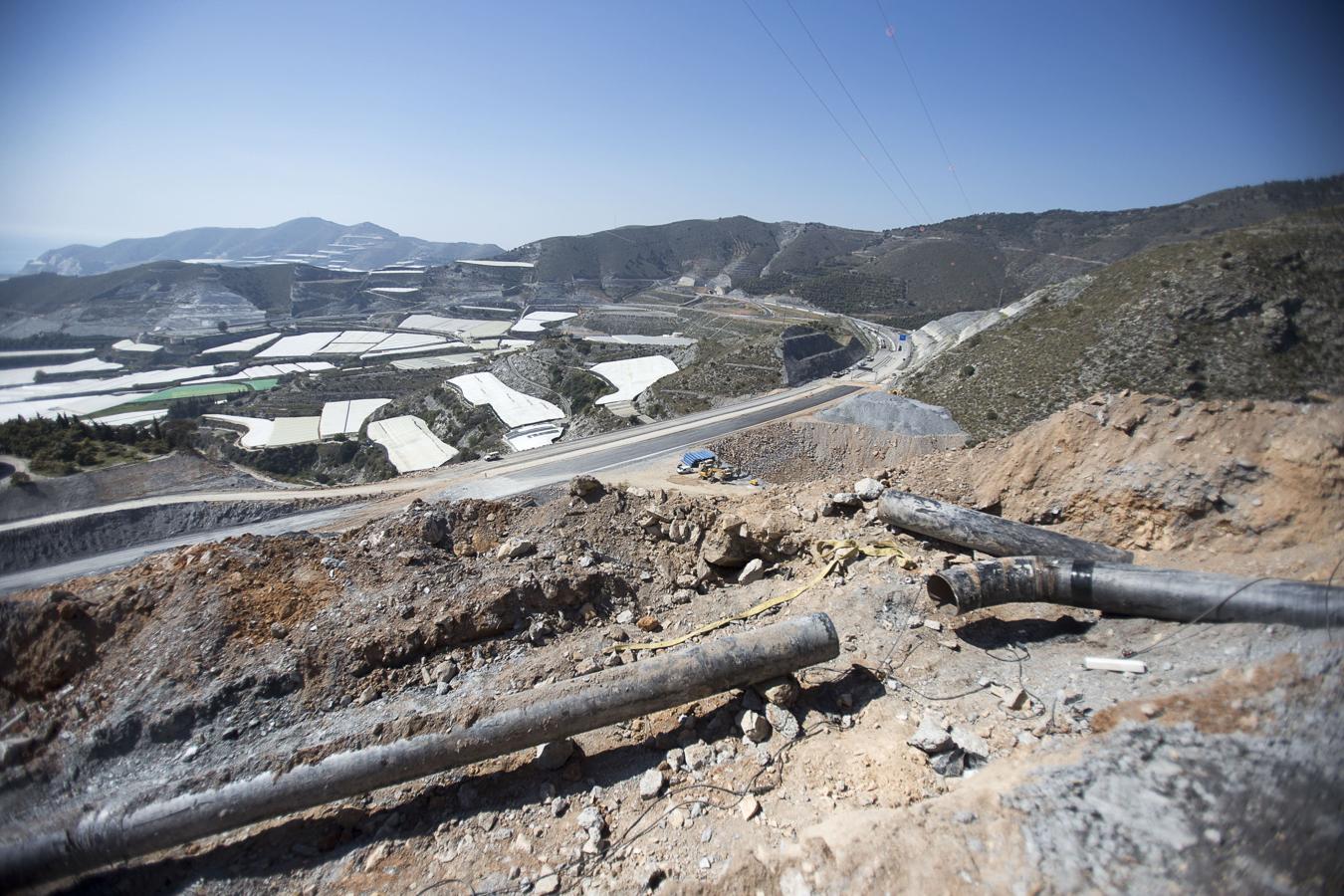 Un percance en las obras. Una tubería se rompío en marzo de 2013 en las obras del mismo tramo entre Carchuna y Castell.