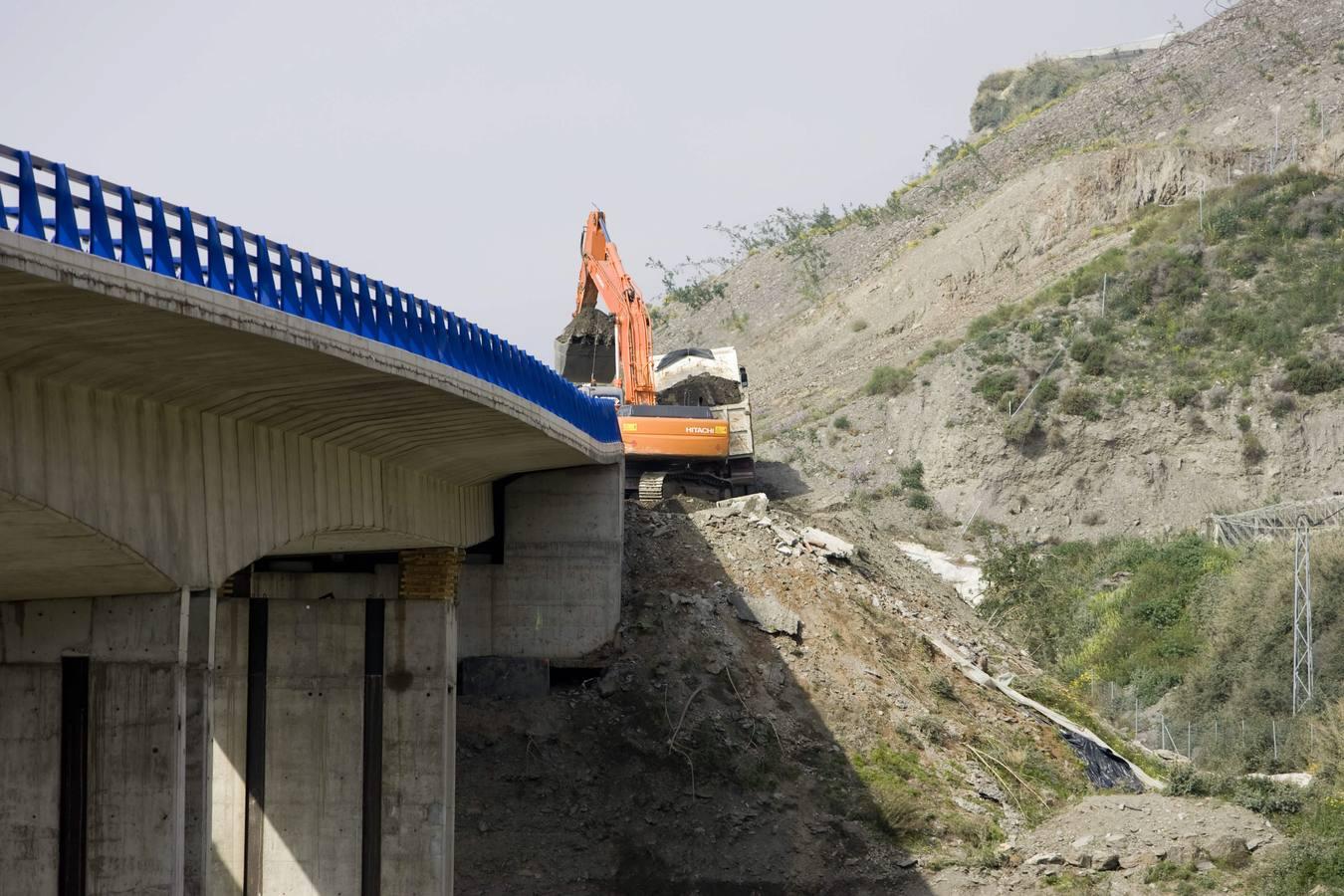 Un puente cedió entre Adra y Albuñol. Los percances en esta zona de la A-7 no son nuevos. En febrero de 2009 cedió un puente ya abierto entre Adra y Albuñol.