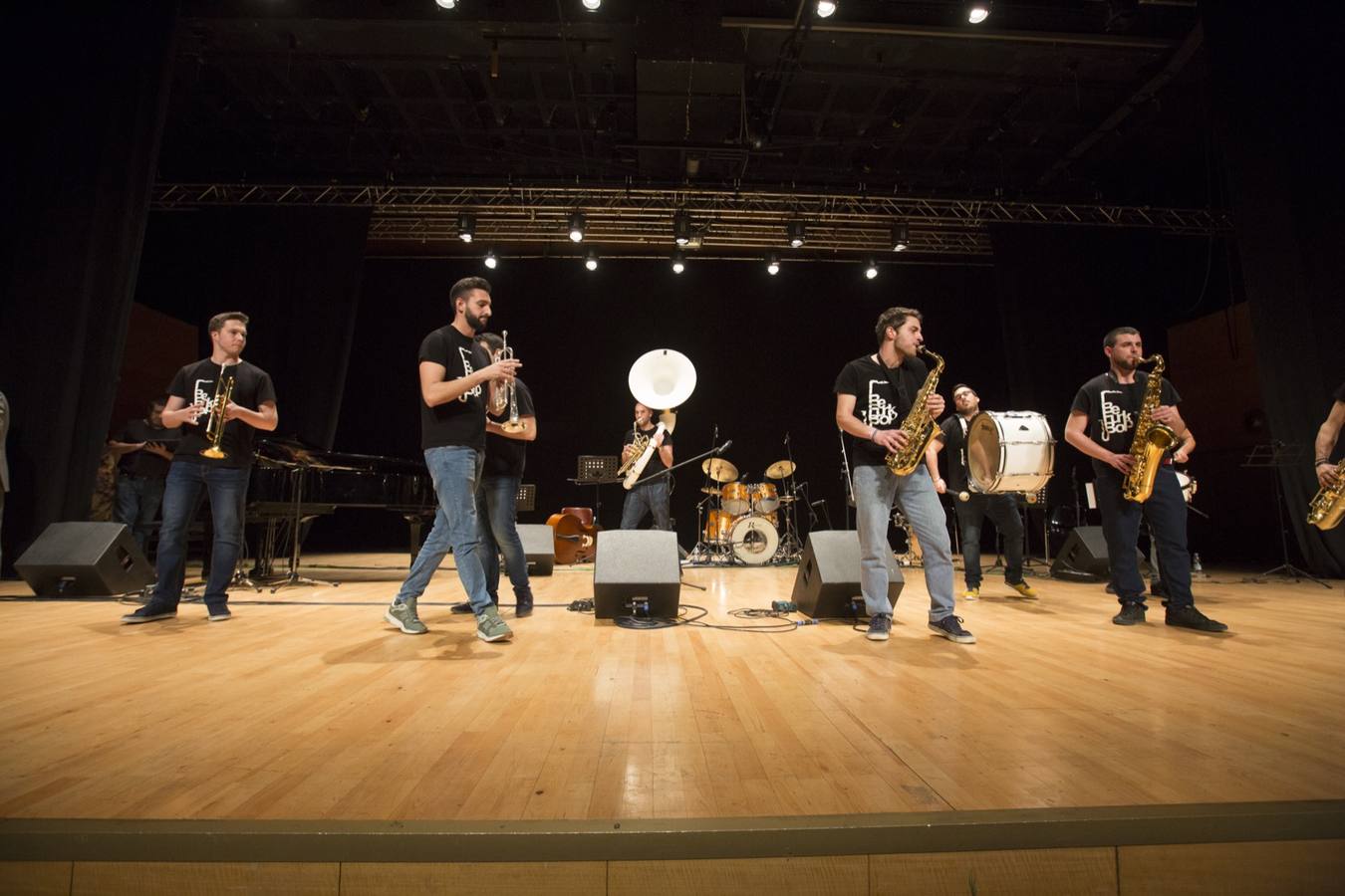 Entre el aplauso general