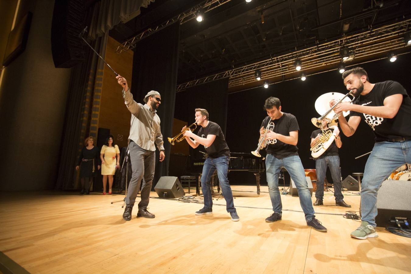 Entre el aplauso general