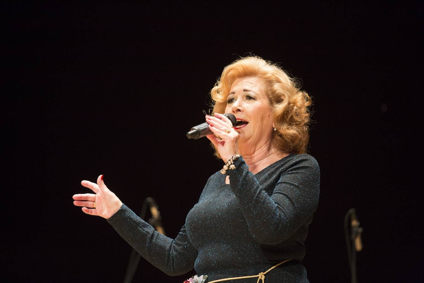 Entre el aplauso general