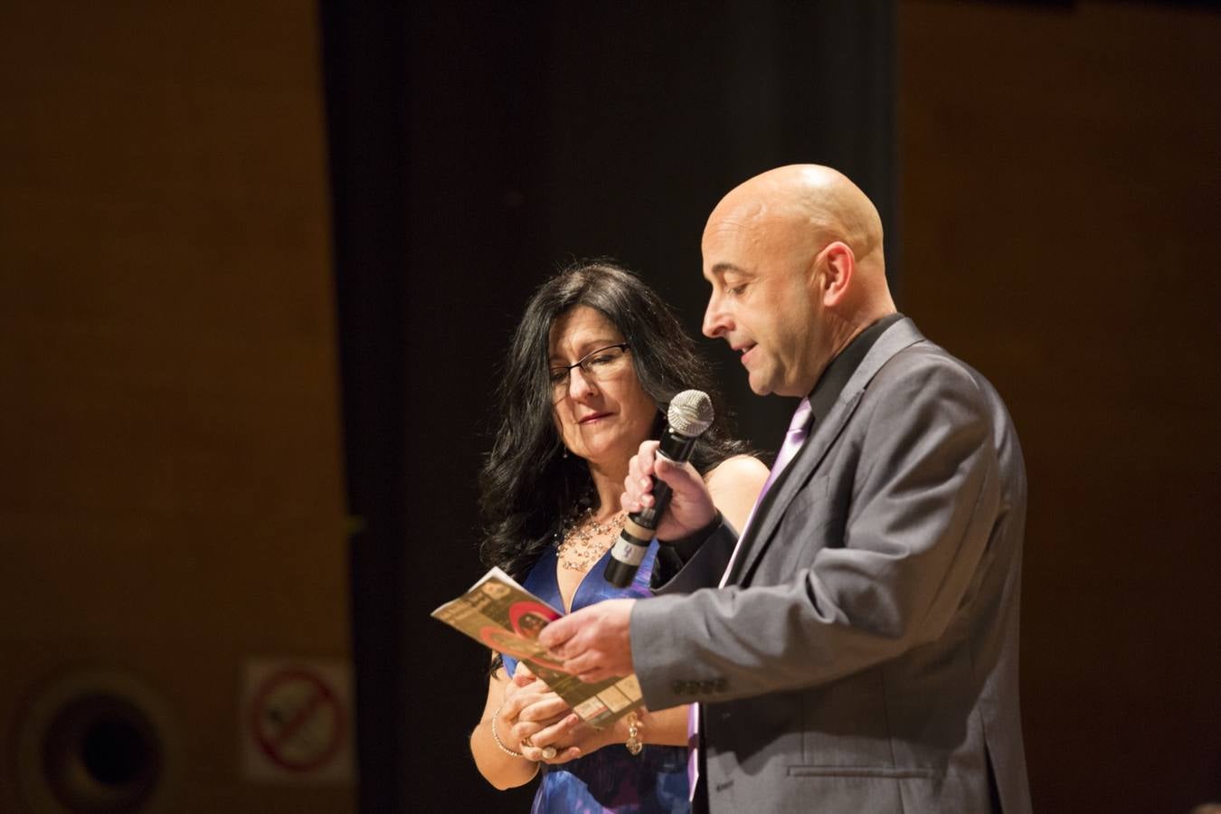 Entre el aplauso general