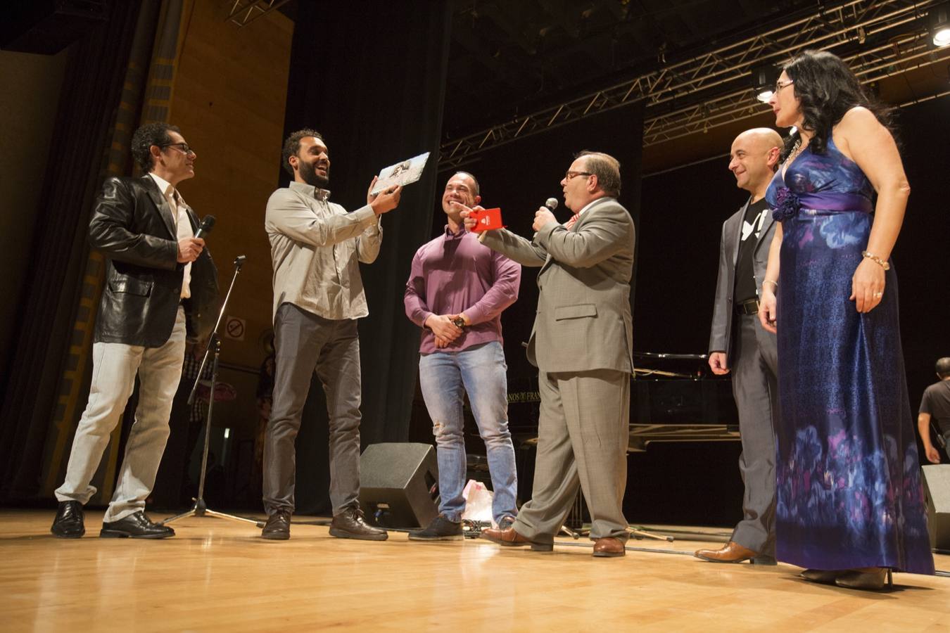 Entre el aplauso general