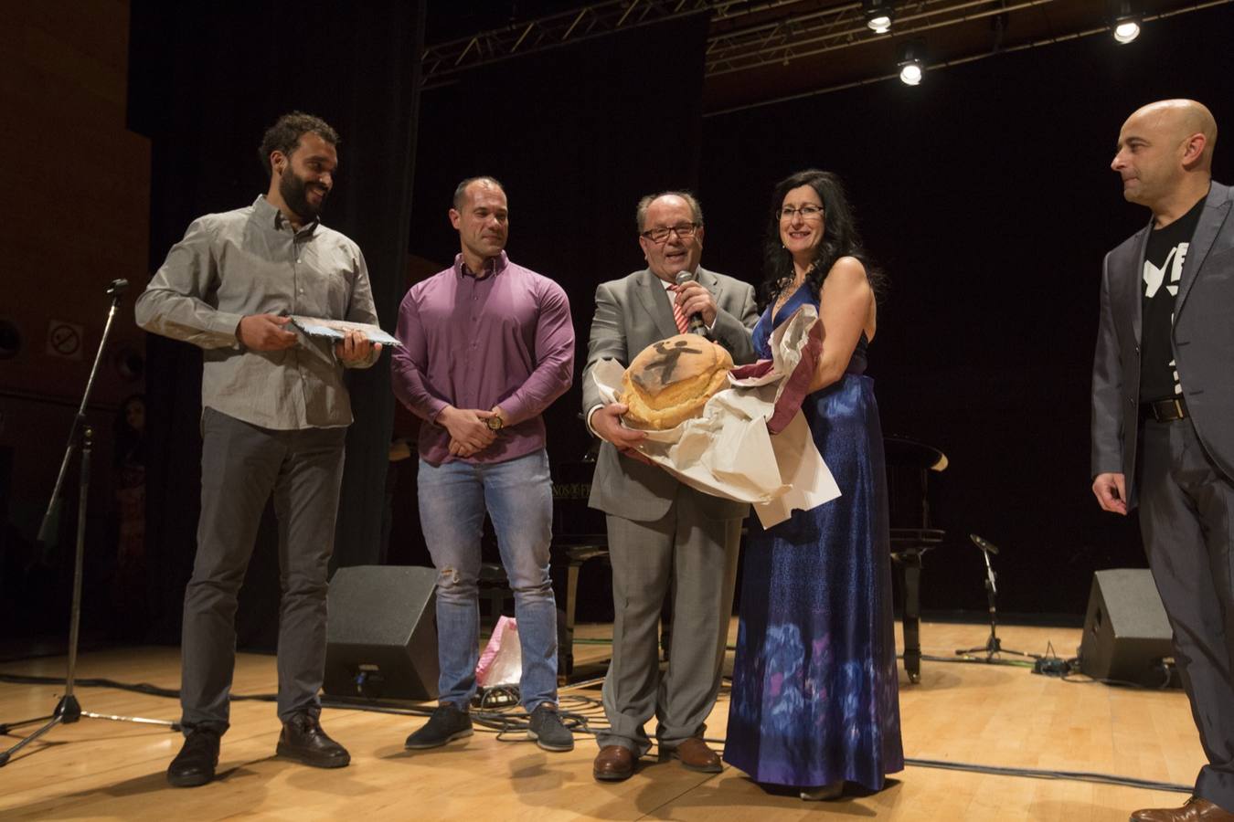 Entre el aplauso general