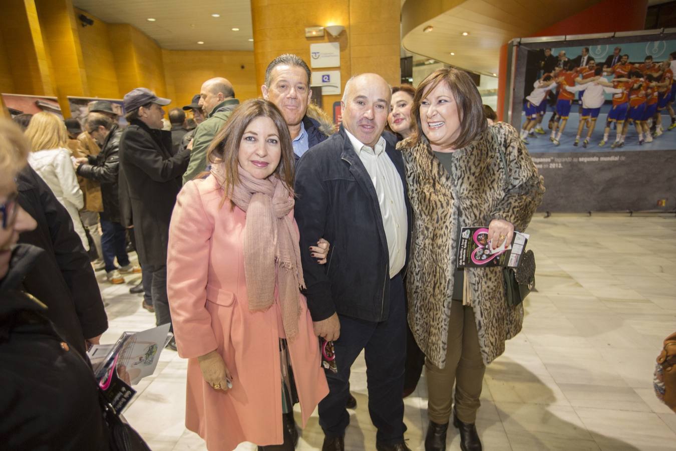 Entre el aplauso general