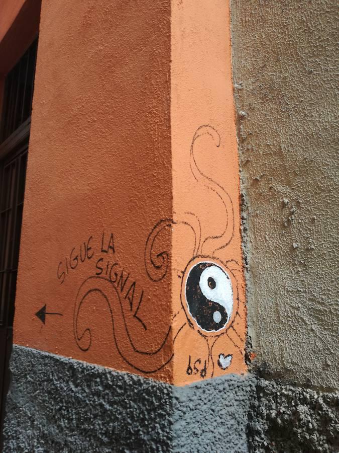 Sigue la pista. Invita a seguir el rastro de sus grafitis.