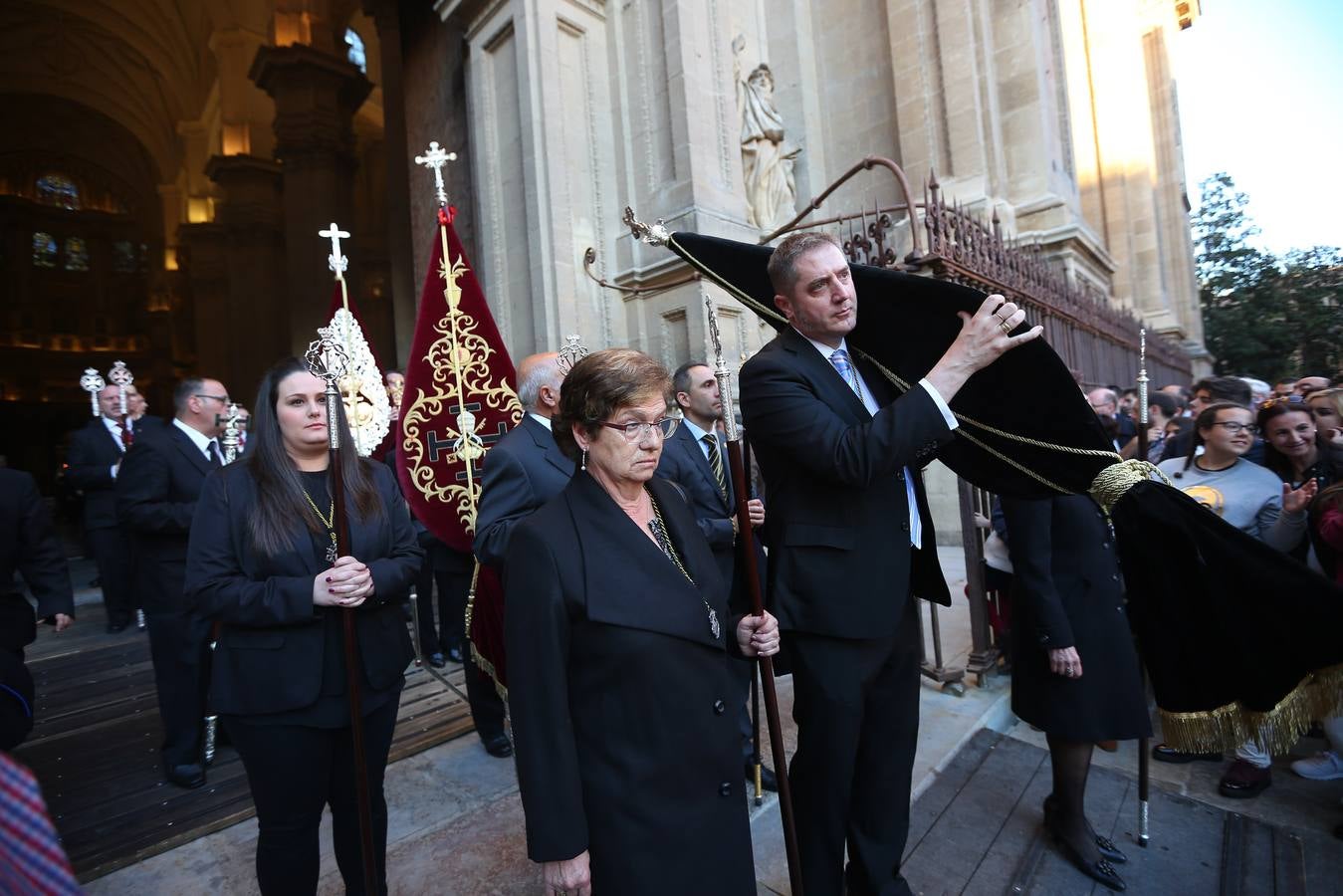 La cofradía del Vía Crucis salió a la calle… y así que pasen cien años más