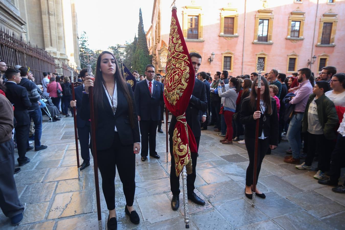 La cofradía del Vía Crucis salió a la calle… y así que pasen cien años más