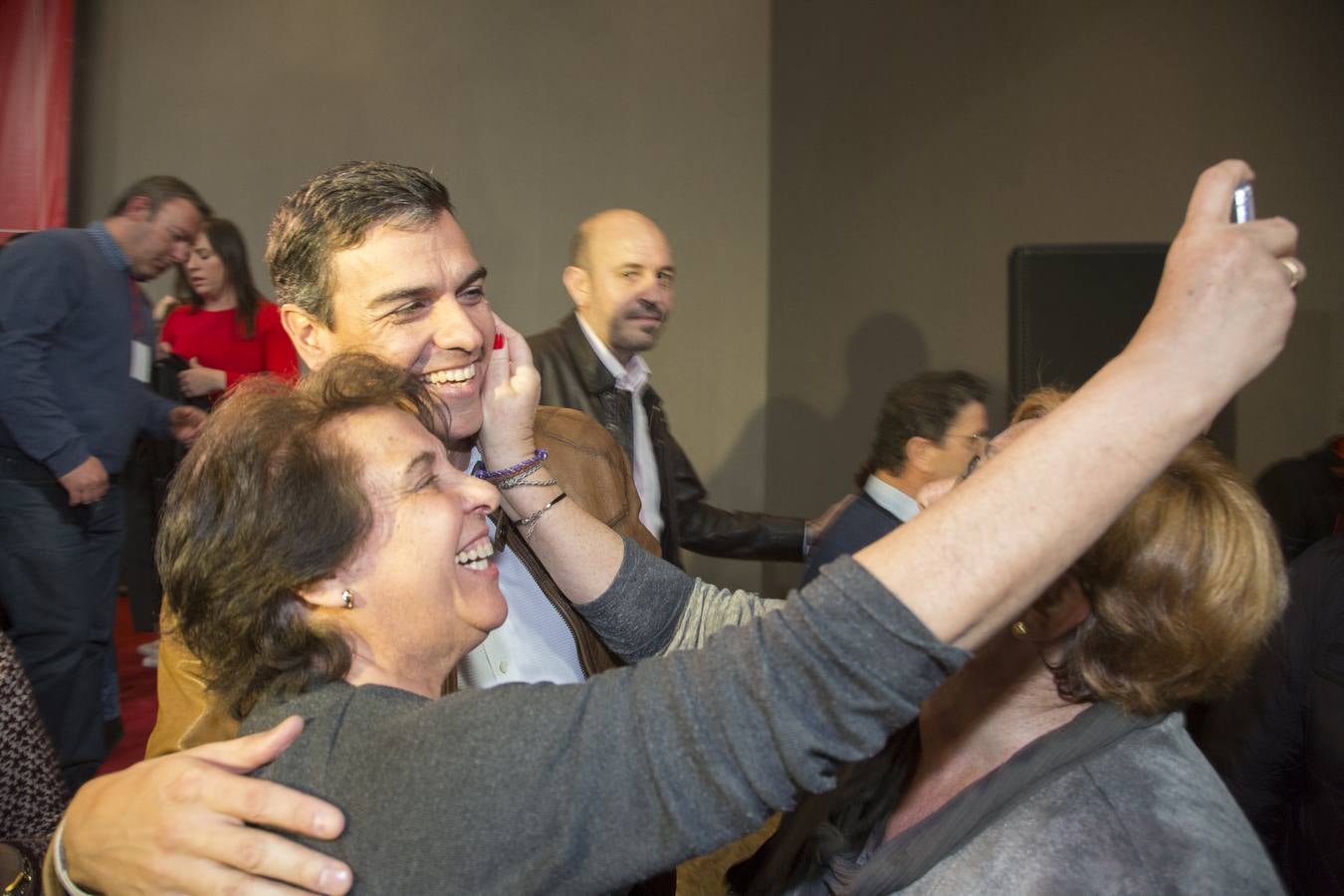 Baño de masas de Pedro Sánchez en Granada